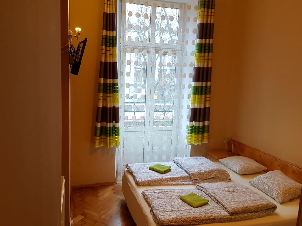 TV and multimedia, Seating area, Bedroom, City view