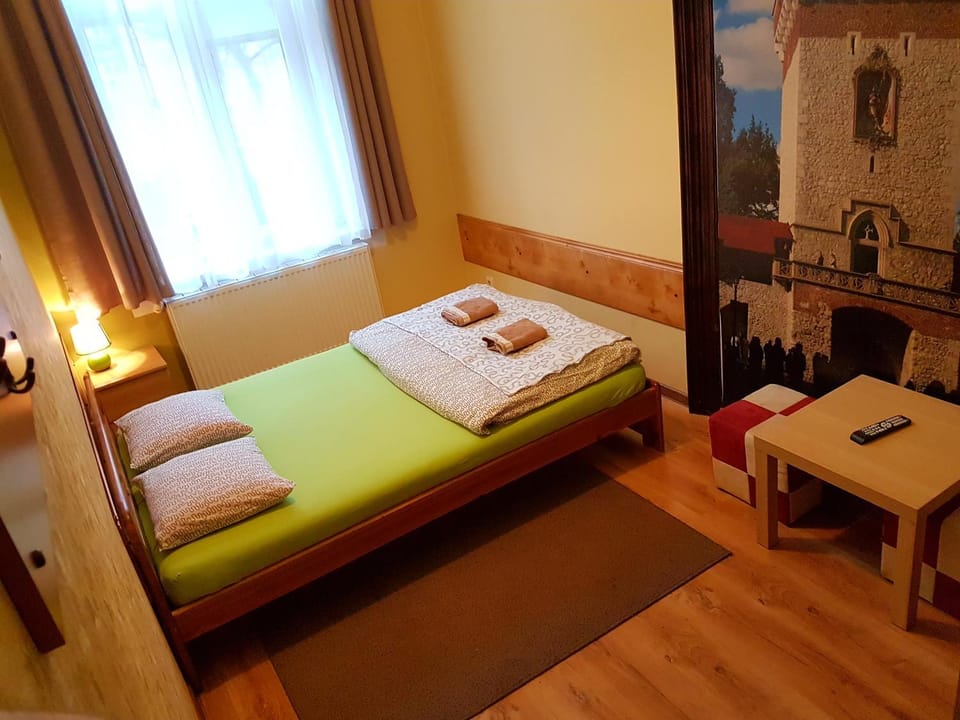 TV and multimedia, Seating area, Bedroom