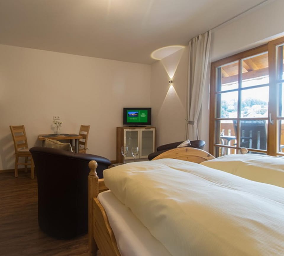 Bed, TV and multimedia, Photo of the whole room, Seating area