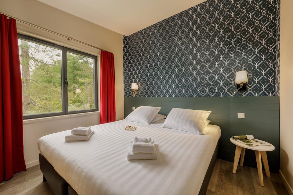 Bed, Day, Photo of the whole room, Bedroom, towels