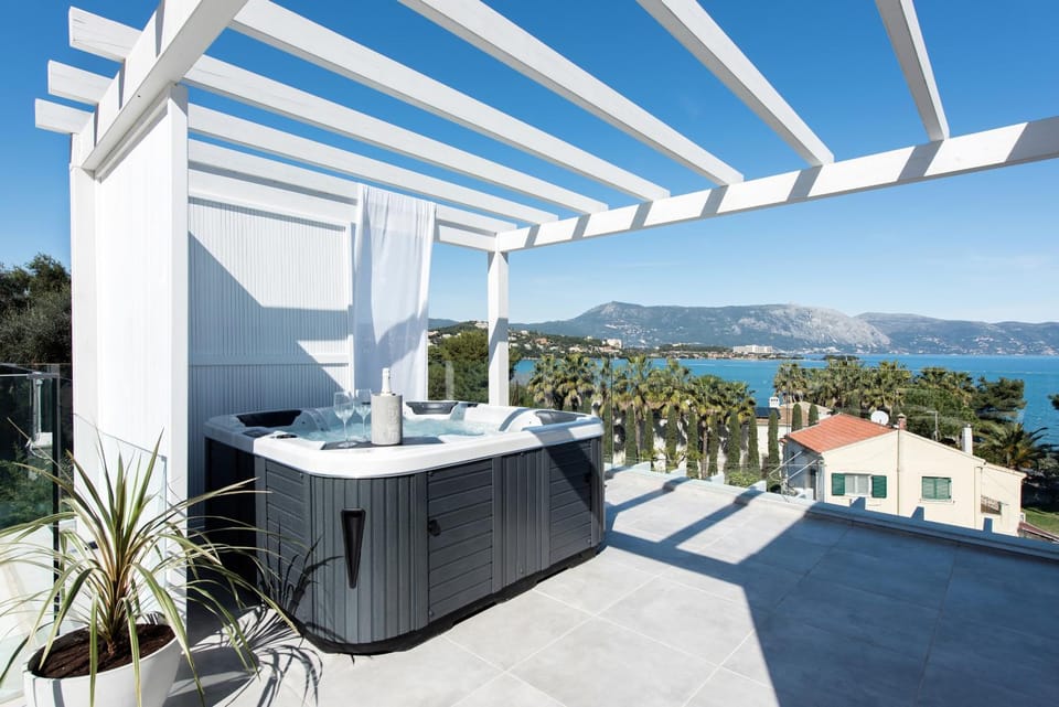 Hot Tub, Sauna