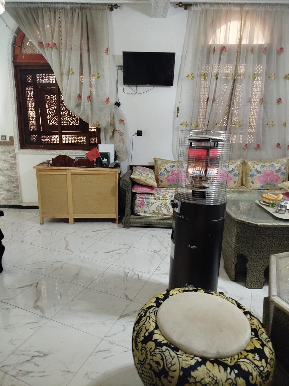 Communal lounge/ TV room, TV and multimedia, Food and drinks, Seating area, Evening entertainment, Food