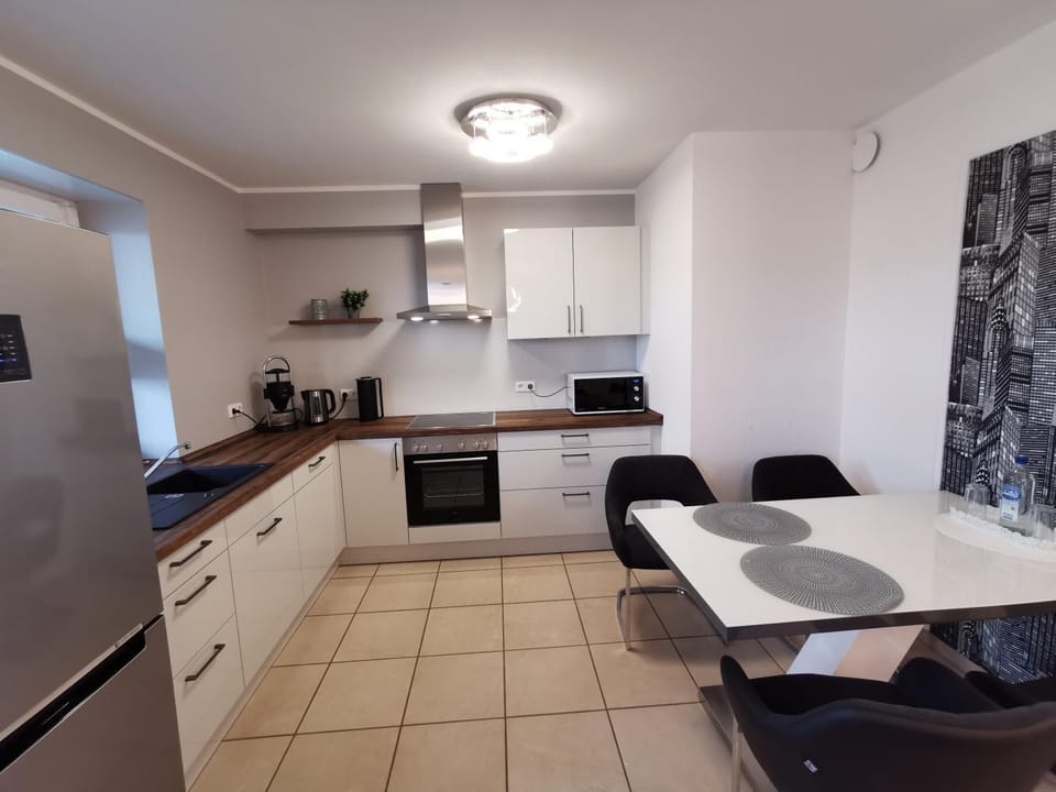 Kitchen or kitchenette, Dining area