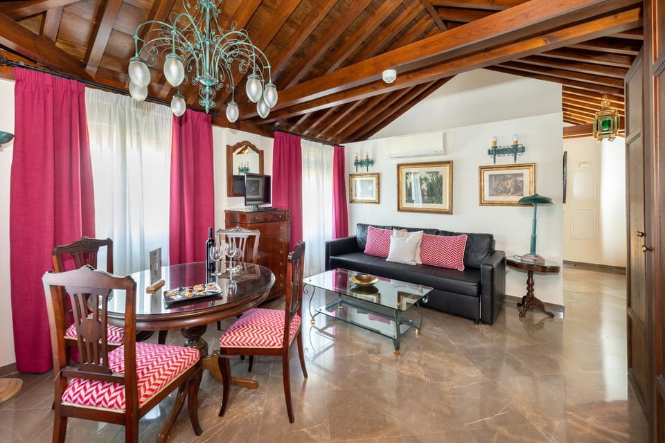 TV and multimedia, Living room, Seating area, Dining area