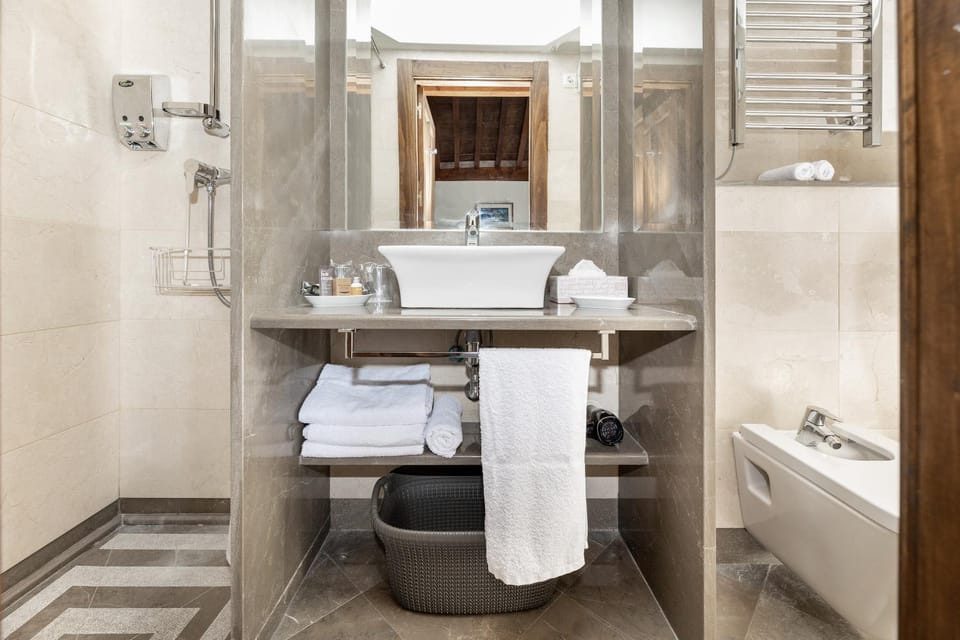 Bathroom, Decorative detail, hair dryier, towels