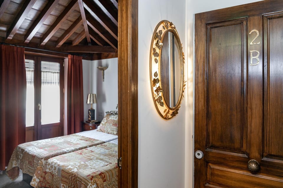 Bed, Photo of the whole room, Decorative detail, Bedroom
