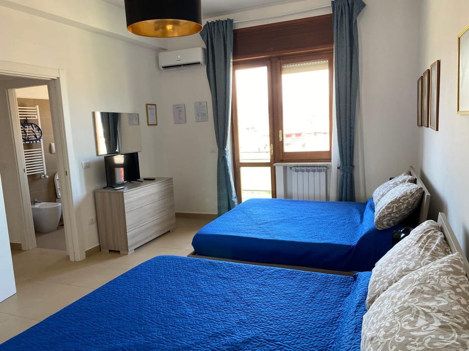 Bed, TV and multimedia, Photo of the whole room, Bedroom, air conditioner