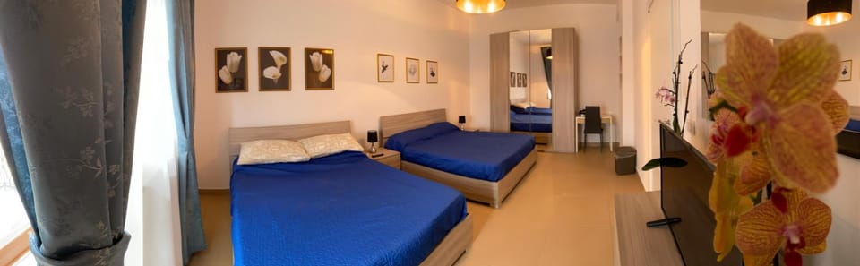 Bed, TV and multimedia, Photo of the whole room, Bedroom