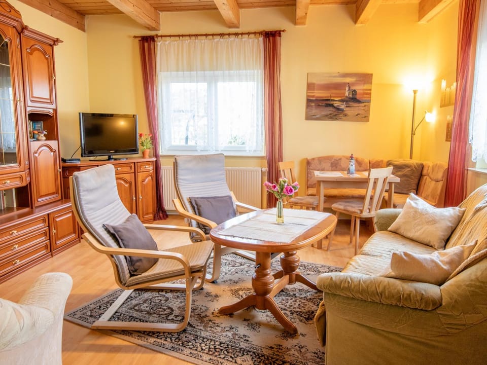 TV and multimedia, Living room, Photo of the whole room, Seating area, Dining area