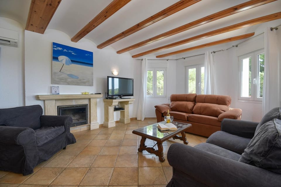 Bed, TV and multimedia, Living room, flat iron, air conditioner