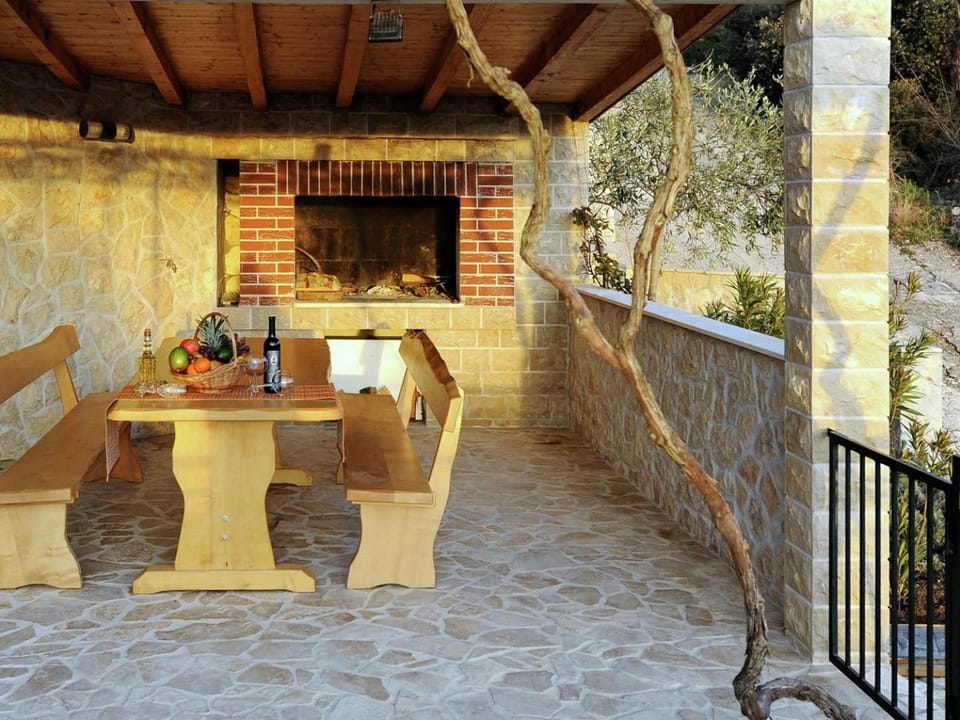 Property building, Balcony/Terrace, Dining area