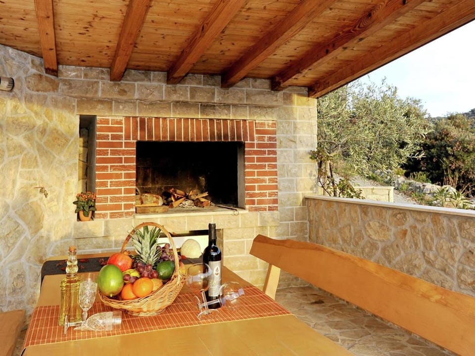 Property building, BBQ facilities, Balcony/Terrace, Dining area