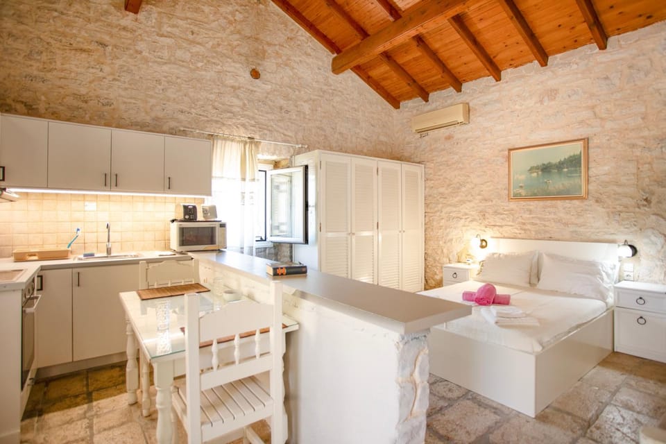 Kitchen or kitchenette, Seating area, Dining area