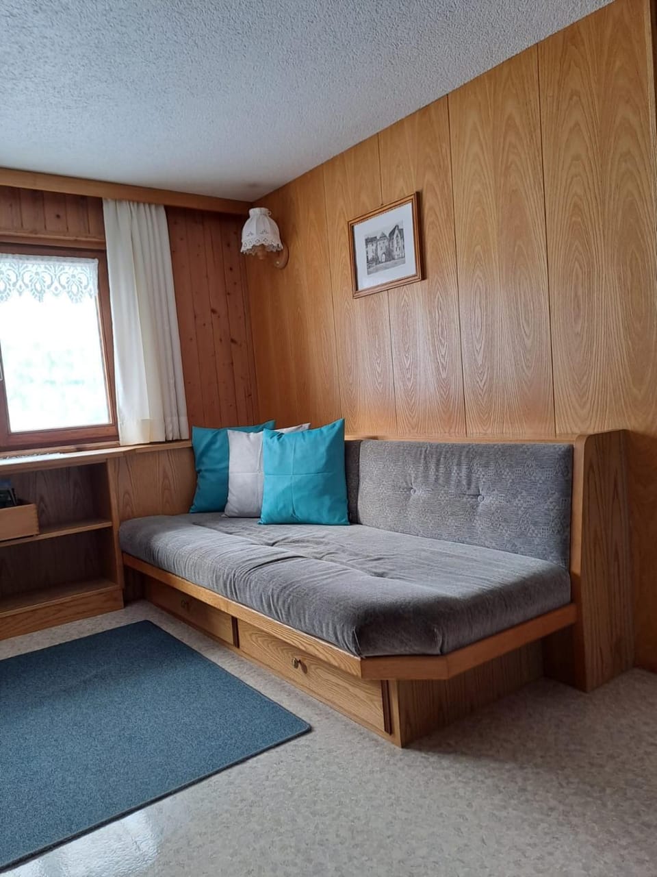Photo of the whole room, Seating area