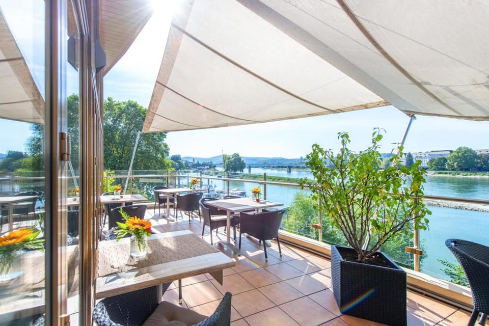 Restaurant/places to eat, Balcony/Terrace