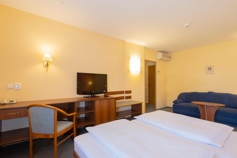 Bed, TV and multimedia, Photo of the whole room