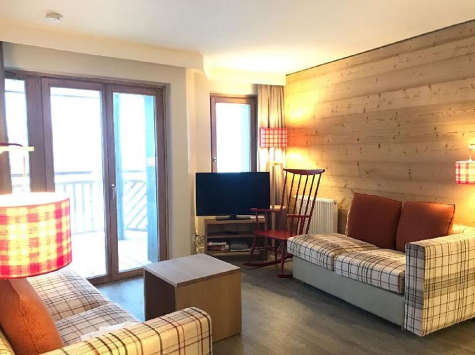 Bed, TV and multimedia, Living room