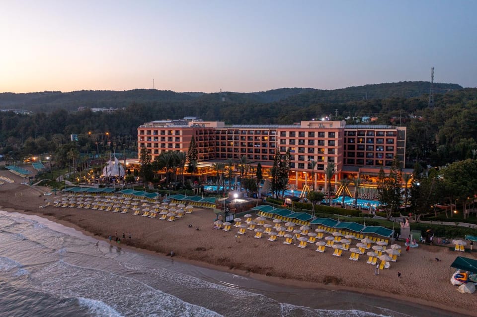 Property building, Nearby landmark, Day, Natural landscape, Bird's eye view, Beach, City view, Mountain view, Pool view, Sea view, Swimming pool, sunbed