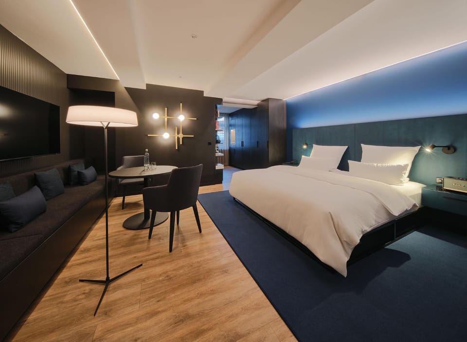 Bed, TV and multimedia, Photo of the whole room, Seating area, Bedroom