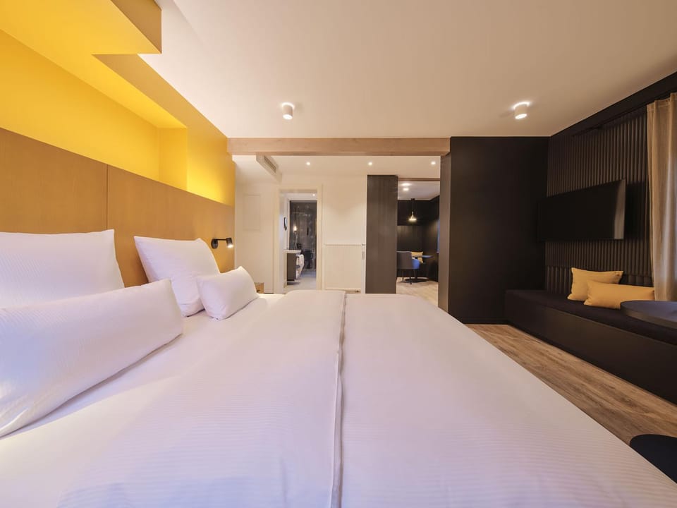 Bed, TV and multimedia, Living room, Photo of the whole room, Seating area, Bedroom