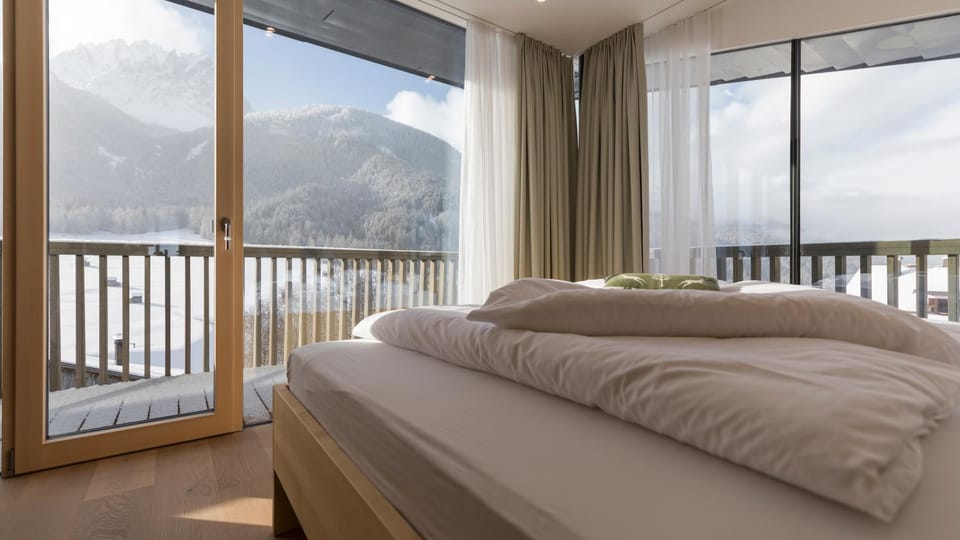 Bed, Natural landscape, View (from property/room), Balcony/Terrace, Photo of the whole room, Bedroom, Mountain view
