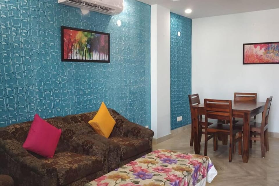 SHORT STAY 3BHK Serviced Apartment (LIFT+Kitchen+3 nights min stay) E Block Saket Apartment in New Delhi