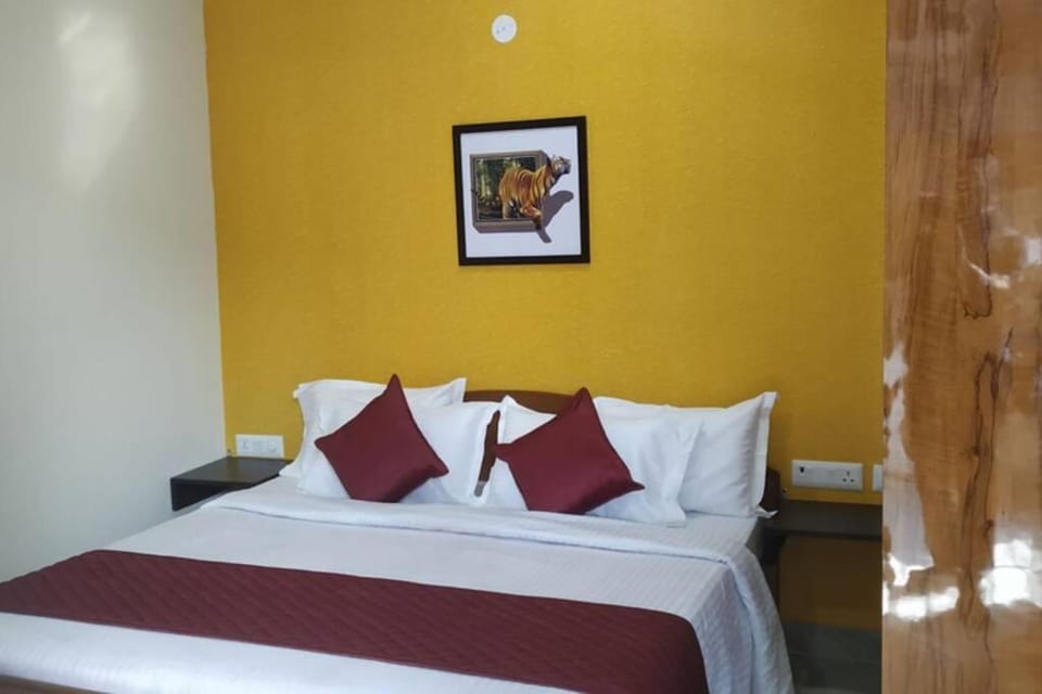 SHORT STAY 3BHK Serviced Apartment (LIFT+Kitchen+3 nights min stay) E Block Saket Apartment in New Delhi