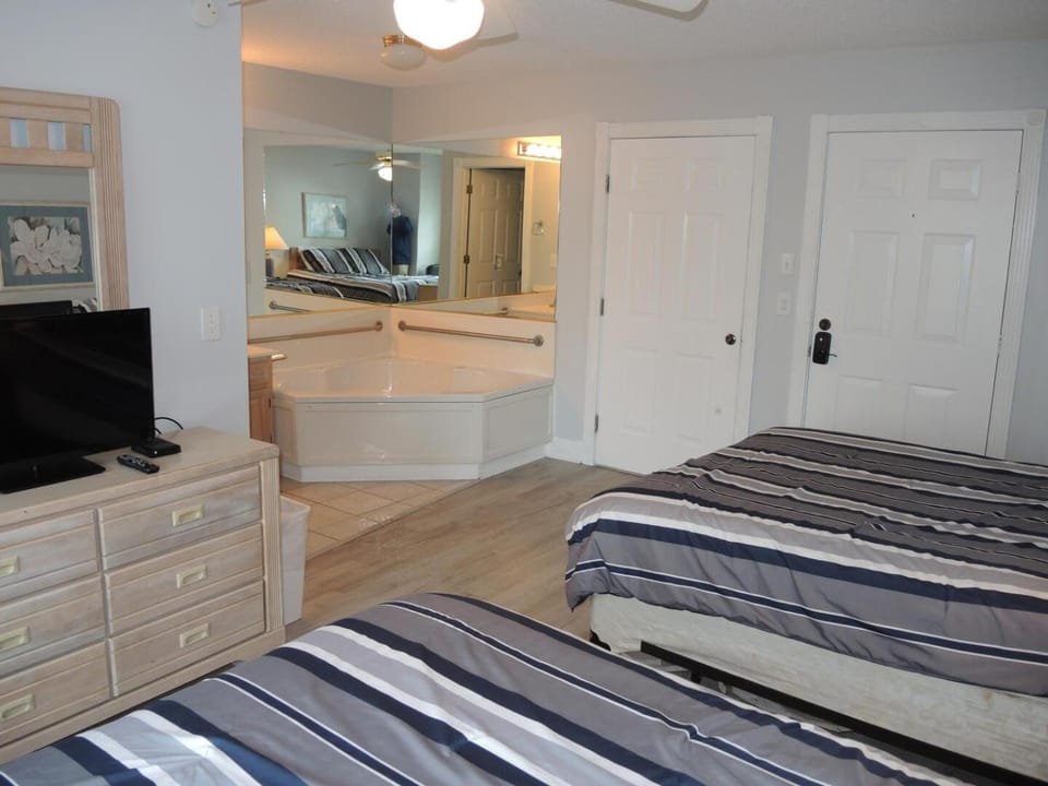 27 Holes of Golf Surrounds the Home 101L Apartment in South Carolina