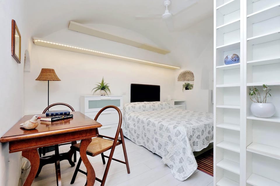 Bed, Photo of the whole room, Seating area, Bedroom