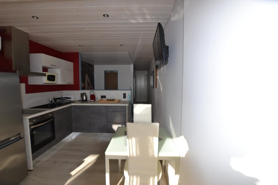 Dining area, kitchen