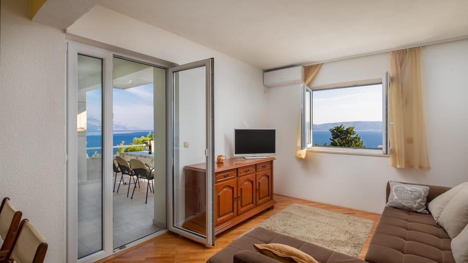 TV and multimedia, Seating area, Mountain view, Sea view