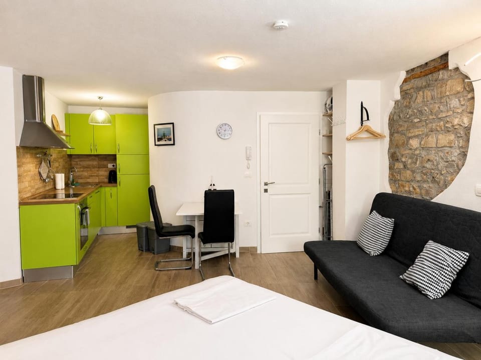 Bed, Kitchen or kitchenette, Living room, Seating area