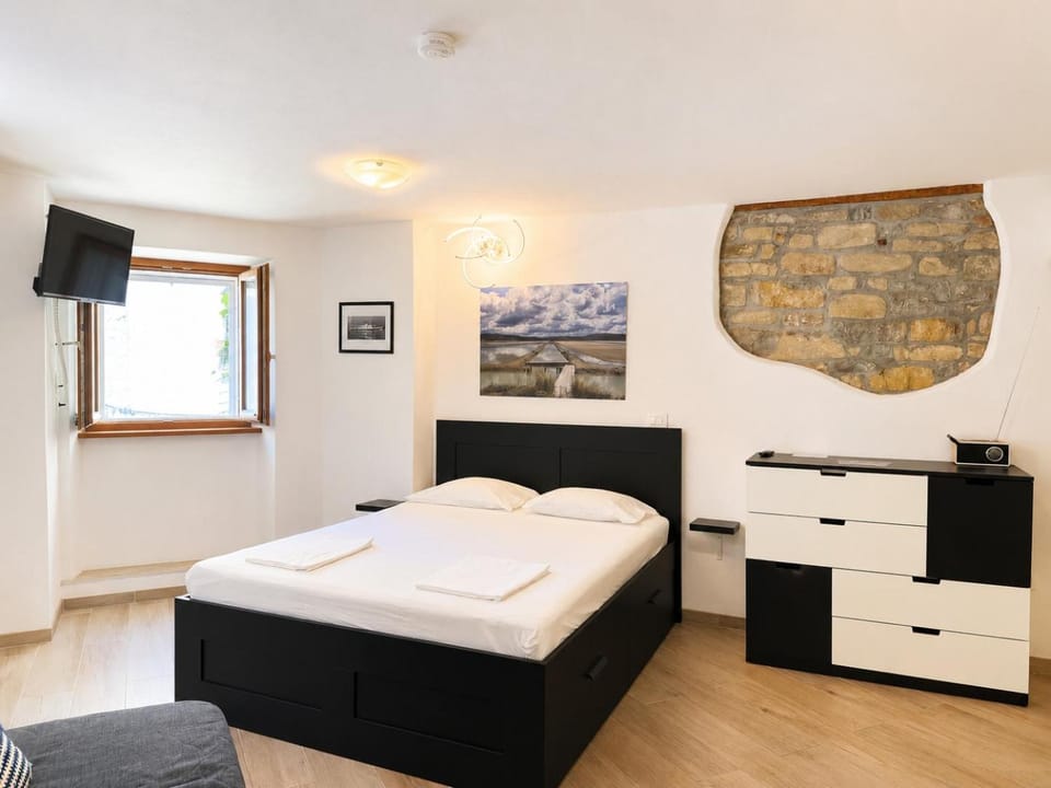 Bed, TV and multimedia, Bedroom
