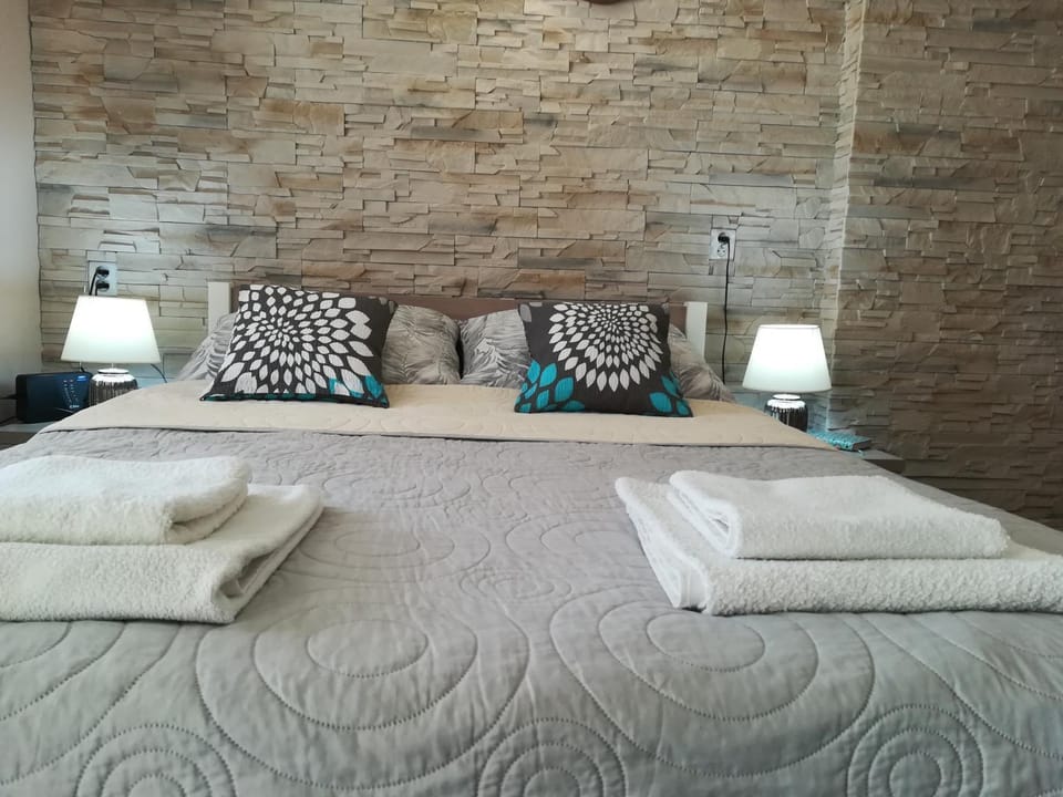 Bed, Photo of the whole room, Bedroom, towels