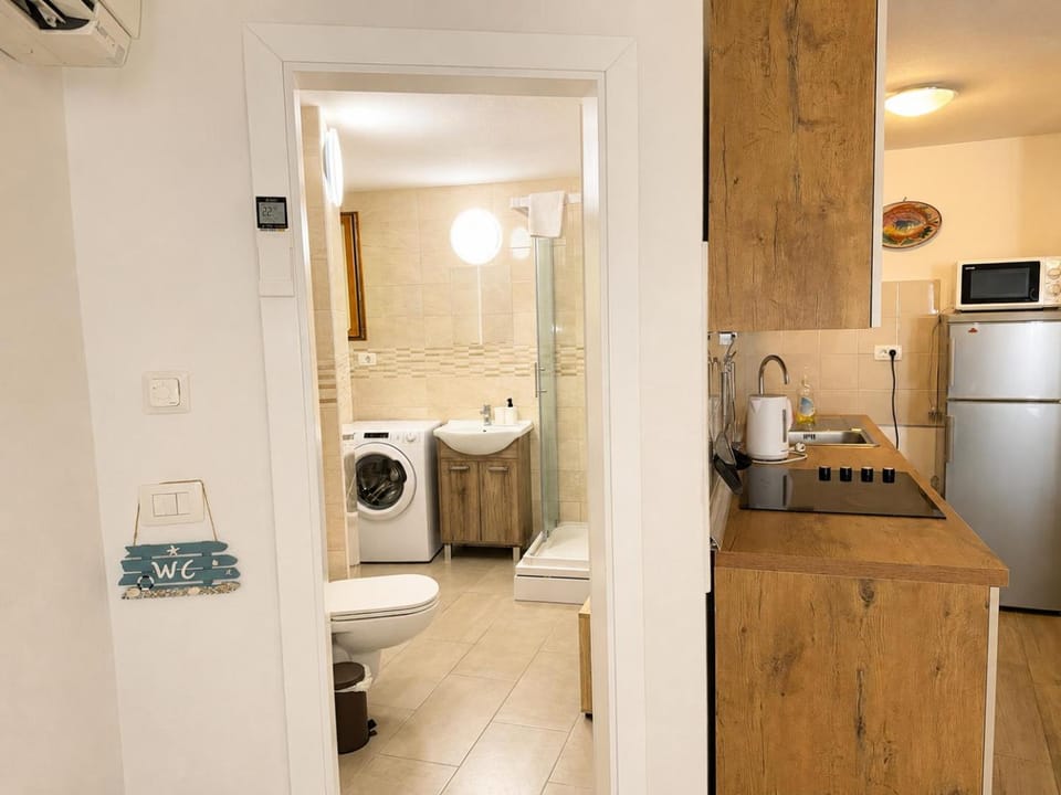 Bathroom, Kitchen or kitchenette, washing machine