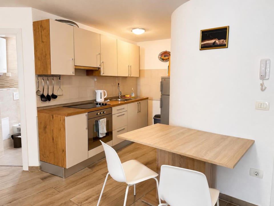 Kitchen or kitchenette, Dining area, oven, stove