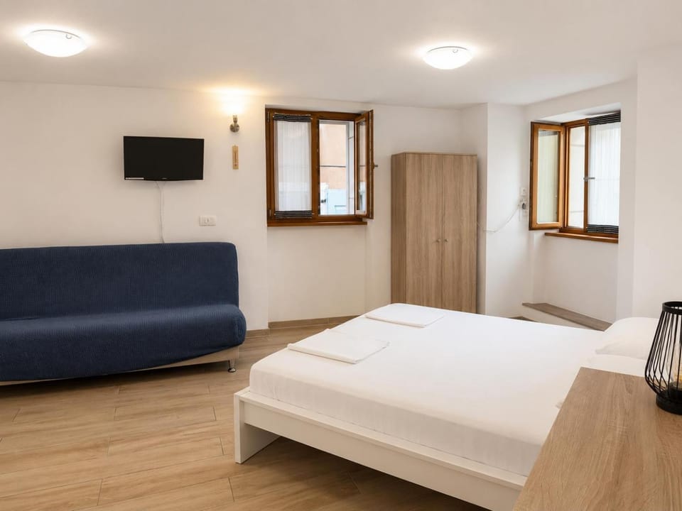 Bed, TV and multimedia, Living room, Seating area, Bedroom
