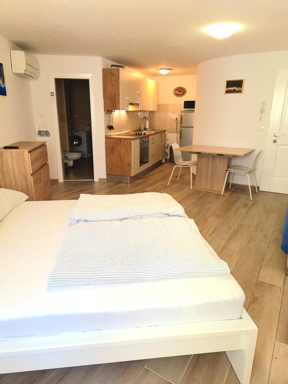 Bed, Kitchen or kitchenette, Photo of the whole room, Dining area, Bedroom