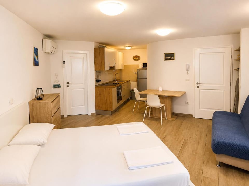 Bed, Kitchen or kitchenette, Photo of the whole room, Seating area, Dining area, Bedroom, oven