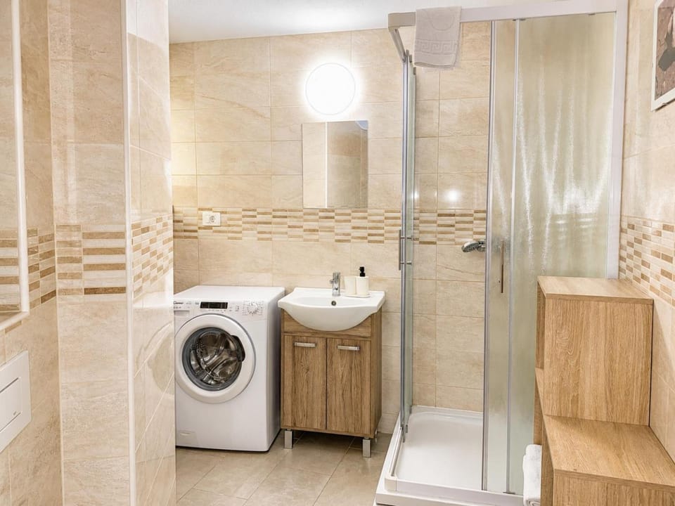 Bathroom, towels, washing machine