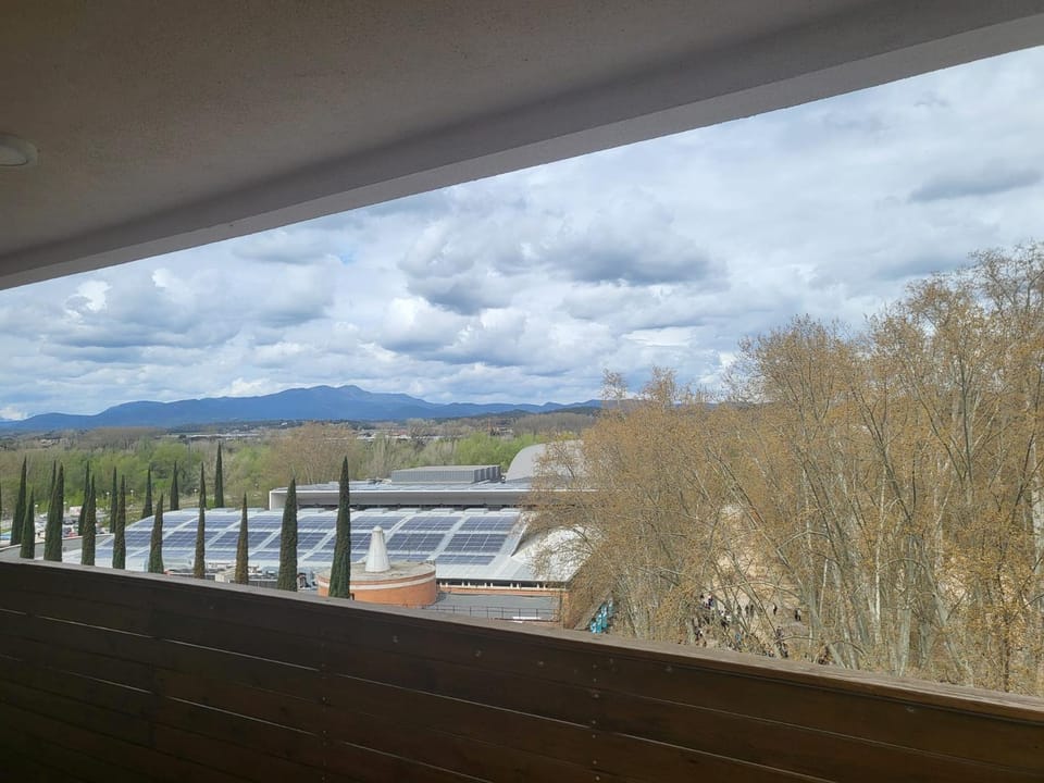 Piso céntrico de 3 habitaciones con terraza y vistas Apartment in Girona