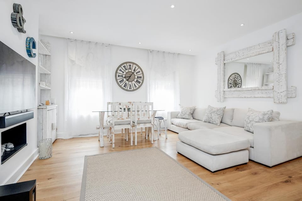 TV and multimedia, Living room, Seating area, Dining area