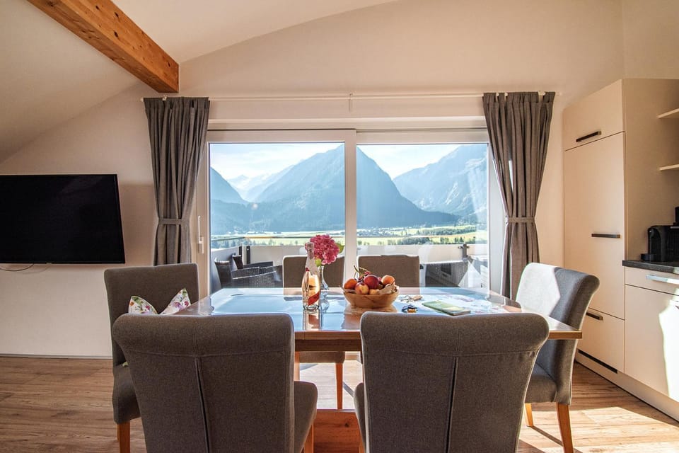 Seating area, Dining area, Mountain view