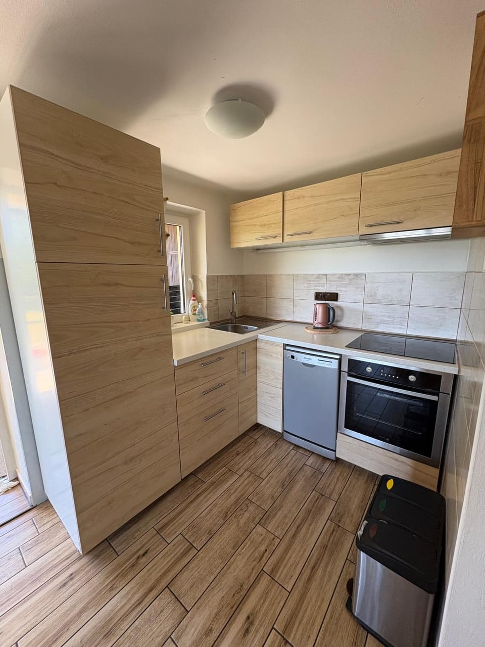 Kitchen or kitchenette, dishwasher, microwave, oven