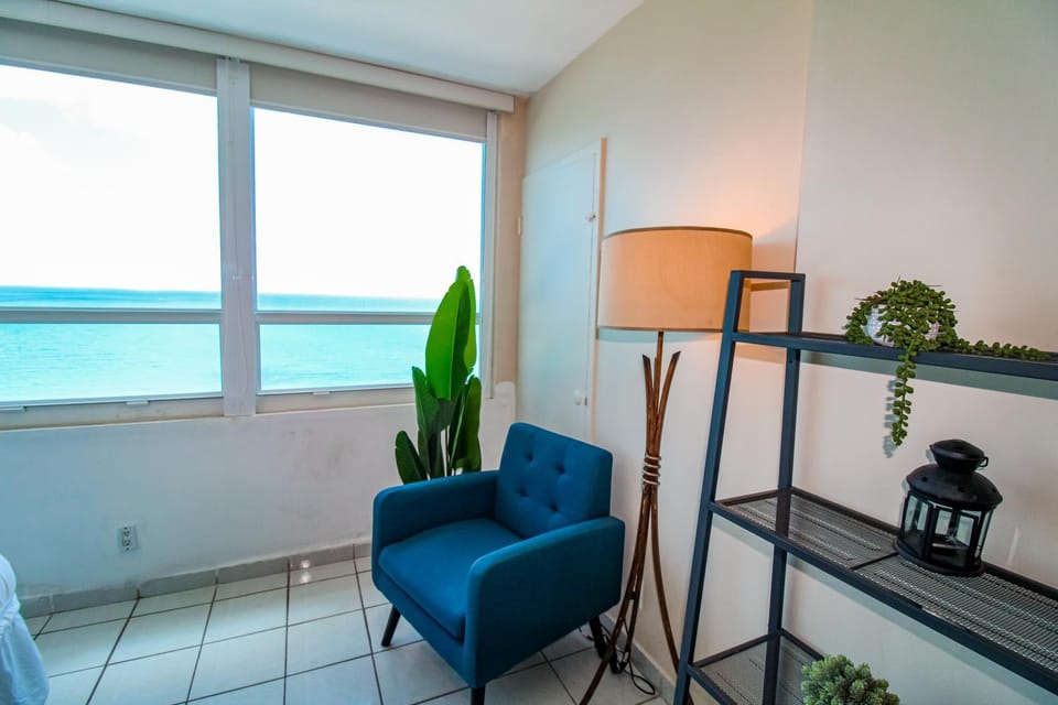 Castle 1733 Ocean view studio with direct beach access, pool, tennis & free parking House in Miami Beach