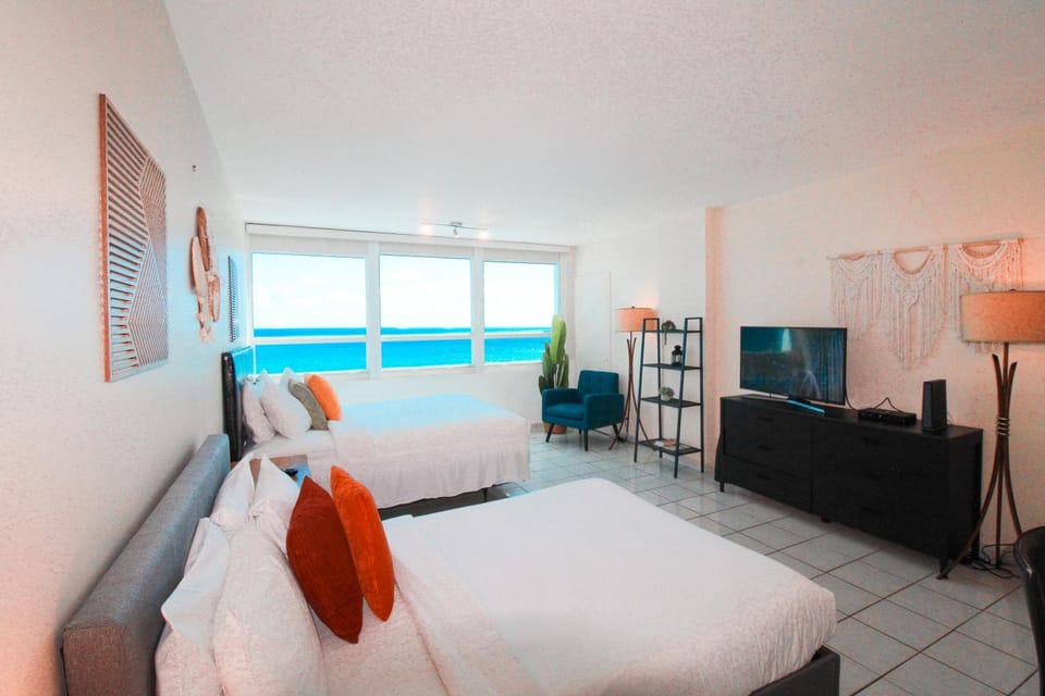 Castle 1733 Ocean view studio with direct beach access, pool, tennis & free parking House in Miami Beach