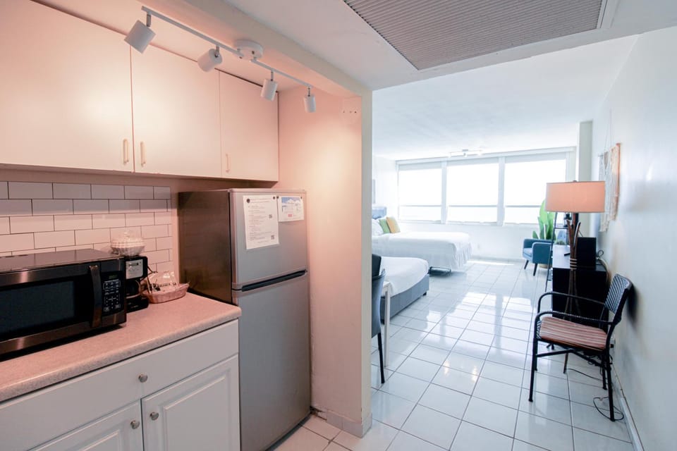 Castle 1733 Ocean view studio with direct beach access, pool, tennis & free parking House in Miami Beach