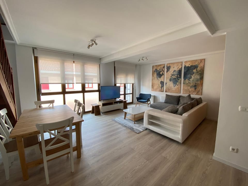 TV and multimedia, Living room, Seating area, Dining area