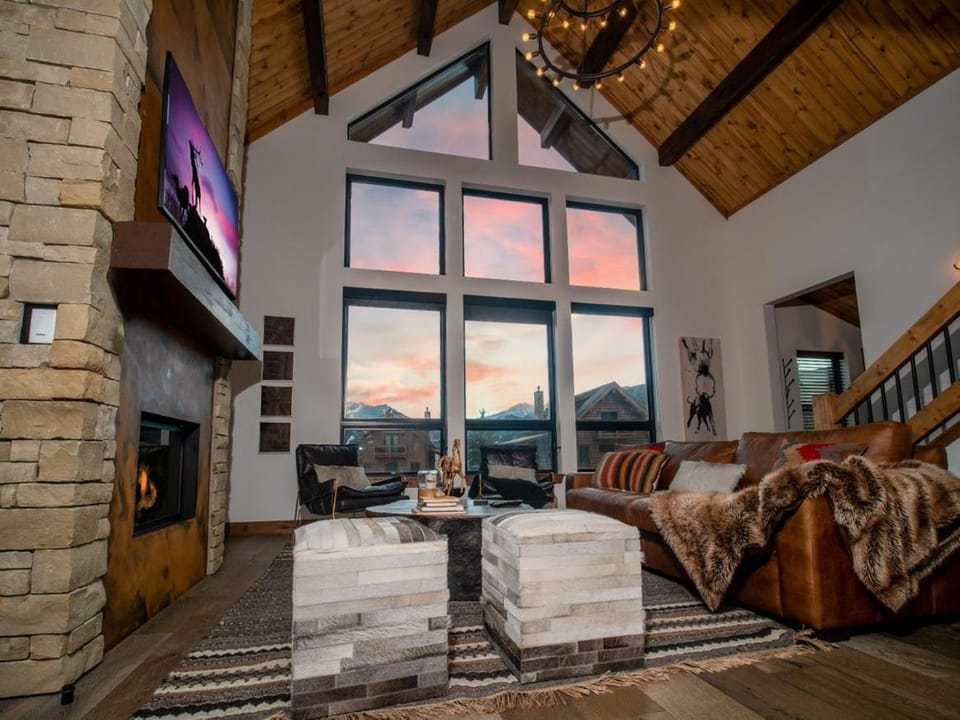 Blissful Mountain Getaway – Steps to Lake Estes, Indoor/Outdoor Fireplace House in Estes Park