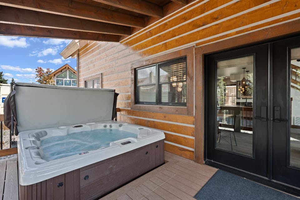 Blissful Mountain Getaway – Steps to Lake Estes, Indoor/Outdoor Fireplace House in Estes Park